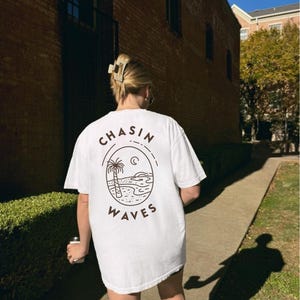 Chasin Waves レトロサーフTシャツ、ミニマリストビーチサーファーガールシャツ 画像 14