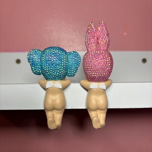 Puede incluir: Juego de tres tazas de cer&aacute;mica con acabado mate moteado. Las tazas son de color crema, gris claro y gris oscuro. Cada taza tiene un dise&ntilde;o simple y minimalista.