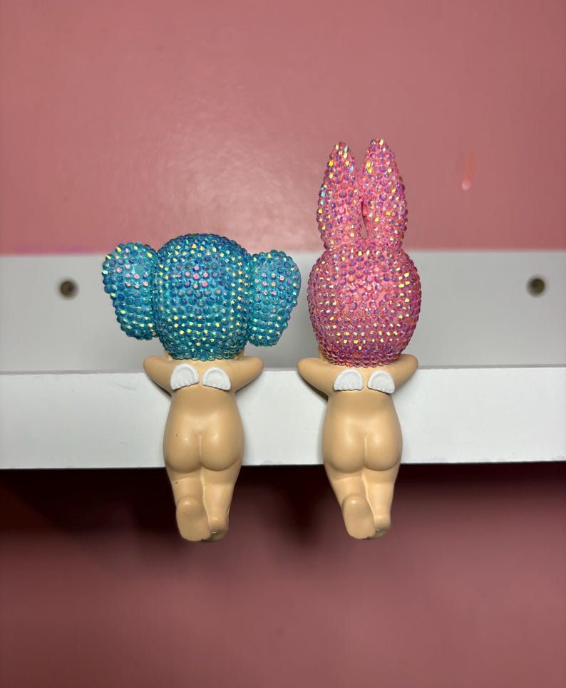 Puede incluir: Juego de tres tazas de cer&aacute;mica con acabado mate moteado. Las tazas son de color crema, gris claro y gris oscuro. Cada taza tiene un dise&ntilde;o simple y minimalista.