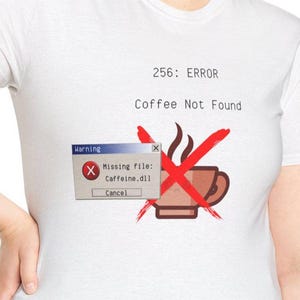 Lustige Tech TShirt Fehler 256 Kaffee nicht gefunden Programmierer Shirt Koffein Liebhaber Tee Nerdy Computer Humor T-Shirt Geek Shirt Tech-Liebhaber Geschenk