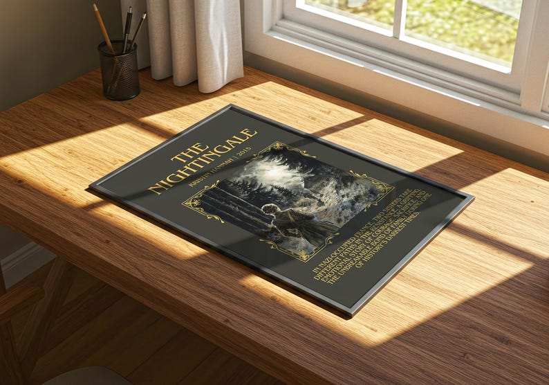 Peut inclure: Une impression encadr&eacute;e intitul&eacute;e "The Nightingale" sur une surface en bois. L'impression a un fond noir avec des lettres dor&eacute;es et une image centrale. Le texte comprend l'ann&eacute;e 2015 et du texte descriptif suppl&eacute;mentaire.
