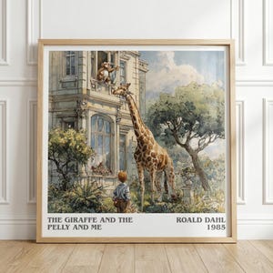 Könnte beinhalten: Gerahmter Kunstdruck einer Szene aus "Der Giraffen, der Pelikan und ich" von Roald Dahl. Die Illustration zeigt eine Giraffe, einen Jungen und einen Affen auf einem Gebäude. Das Kunstwerk ist in einem Holzrahmen und trägt den Text "THE GIRAFFE AND THE PELLY AND ME" und "ROALD DAHL 1985".