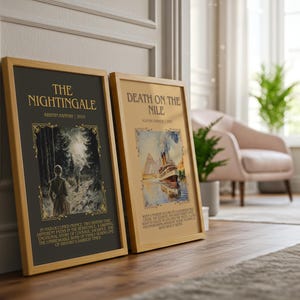 Peut inclure: Deux couvertures de livres encadr&eacute;es, "The Nightingale" et "Death on the Nile", sont appuy&eacute;es contre un mur. "The Nightingale" a un fond sombre avec une sc&egrave;ne de for&ecirc;t. "Death on the Nile" pr&eacute;sente une illustration de navire. Les deux sont dans des cadres en bois.