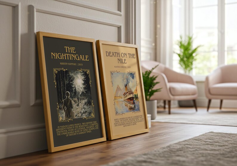 Peut inclure: Deux couvertures de livres encadr&eacute;es, "The Nightingale" et "Death on the Nile", sont appuy&eacute;es contre un mur. "The Nightingale" a un fond sombre avec une sc&egrave;ne de for&ecirc;t. "Death on the Nile" pr&eacute;sente une illustration de navire. Les deux sont dans des cadres en bois.