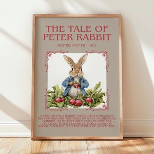 Könnte beinhalten: Ein gerahmter Druck von "The Tale of Peter Rabbit" von Beatrix Potter. Das Kunstwerk zeigt eine Aquarellillustration eines Kaninchens in einer blauen Jacke, das Radieschen hält, umgeben von grünen Blättern und roten Radieschen. Titel und Name des Autors sind oben abgebildet.
