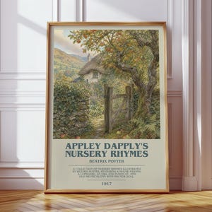 Könnte beinhalten: Ein gerahmter Kunstdruck mit dem Titel Appley Dapply's Nursery Rhymes von Beatrix Potter aus dem Jahr 1917. Die Illustration zeigt ein strohgedecktes Häuschen, eine Steinmauer und ein Holztor unter einem Baum. Der Text enthält Titel und Autor.