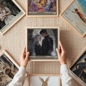Pu&ograve; includere: Un cartello in legno rustico con la scritta "Welcome to our home" in lettere bianche. Il cartello presenta una finitura invecchiata e un design semplice e invitante, perfetto per l'arredamento della porta d'ingresso.
