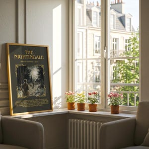 Peut inclure: Une affiche encadr&eacute;e intitul&eacute;e "The Nightingale" avec une bordure dor&eacute;e, appuy&eacute;e contre un mur. L'affiche pr&eacute;sente une illustration d'une personne dans une for&ecirc;t. De petites plantes en pot sont pos&eacute;es sur un rebord de fen&ecirc;tre.