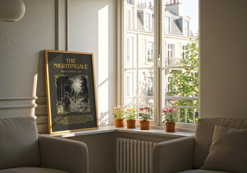 Peut inclure: Une affiche encadr&eacute;e intitul&eacute;e "The Nightingale" avec une bordure dor&eacute;e, appuy&eacute;e contre un mur. L'affiche pr&eacute;sente une illustration d'une personne dans une for&ecirc;t. De petites plantes en pot sont pos&eacute;es sur un rebord de fen&ecirc;tre.