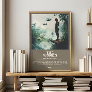 Puede incluir: Impresi&oacute;n art&iacute;stica enmarcada que muestra a una mujer con uniforme militar, con helic&oacute;pteros al fondo. El t&iacute;tulo "THE WOMEN" y el nombre del autor est&aacute;n visibles. La impresi&oacute;n se encuentra sobre un fondo neutro, con texto en la parte inferior.