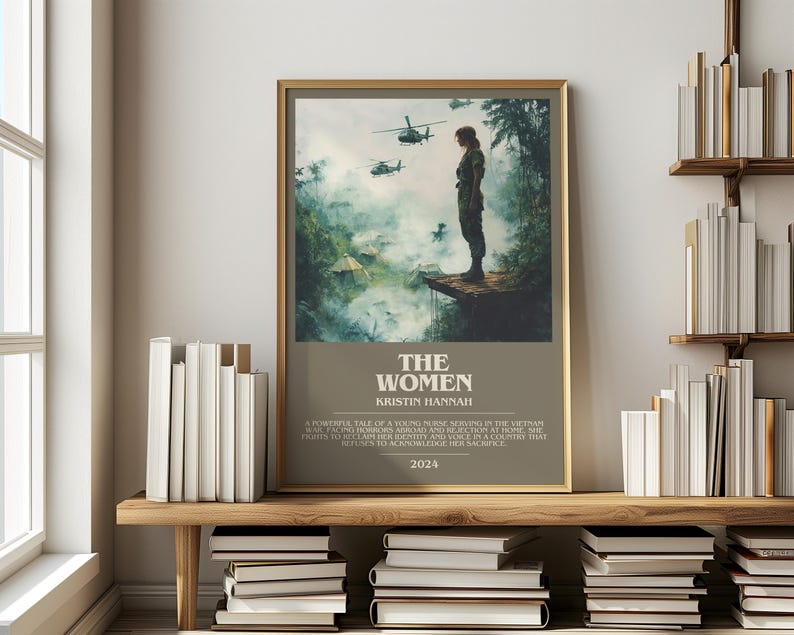 Puede incluir: Impresi&oacute;n art&iacute;stica enmarcada que muestra a una mujer con uniforme militar, con helic&oacute;pteros al fondo. El t&iacute;tulo "THE WOMEN" y el nombre del autor est&aacute;n visibles. La impresi&oacute;n se encuentra sobre un fondo neutro, con texto en la parte inferior.