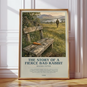 Könnte beinhalten: Ein gerahmter Kunstdruck mit dem Titel The Story of a Fierce Bad Rabbit von Beatrix Potter. Das Bild zeigt eine Holzbank auf einer Wiese mit einer Karotte und einem kleinen Stein darauf, eine Person in der Ferne und Text zur Geschichte.