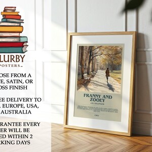 K&ouml;nnte beinhalten: Ein gerahmtes Poster von "Franny and Zooey" von J.D. Salinger. Das Bild zeigt eine Person, die auf einem Weg mit B&auml;umen spaziert. Das Poster befindet sich in einem Holzrahmen und wird auf einer Holzoberfl&auml;che pr&auml;sentiert.