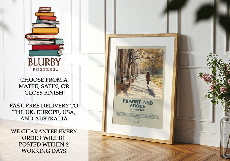 K&ouml;nnte beinhalten: Ein gerahmtes Poster von "Franny and Zooey" von J.D. Salinger. Das Bild zeigt eine Person, die auf einem Weg mit B&auml;umen spaziert. Das Poster befindet sich in einem Holzrahmen und wird auf einer Holzoberfl&auml;che pr&auml;sentiert.