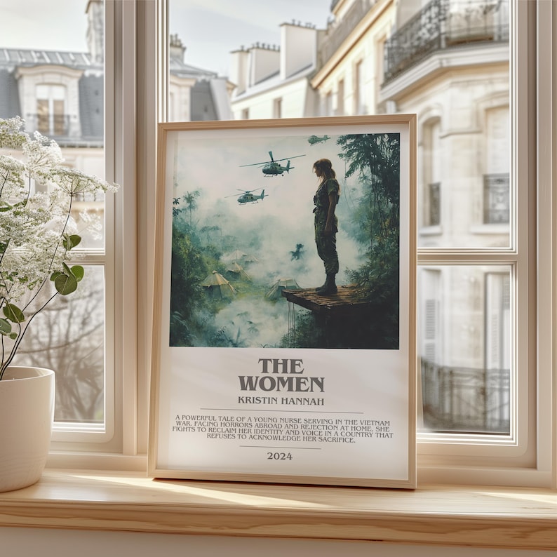 Puede incluir: Impresi&oacute;n art&iacute;stica enmarcada que muestra a una mujer con uniforme militar de pie en una plataforma de madera, con helic&oacute;pteros y una escena de jungla de fondo. El texto "THE WOMEN" y "KRISTIN HANNAH" se muestran, junto con una descripci&oacute;n de la historia y el a&ntilde;o 2024.