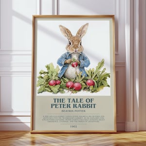 Könnte beinhalten: Ein gerahmter Kunstdruck mit einer Aquarellillustration eines braunen Kaninchens in einer blauen Jacke, das zwischen grünen Radieschenblättern und roten Radieschen steht. Der Text lautet The Tale of Peter Rabbit, Beatrix Potter und 1902.