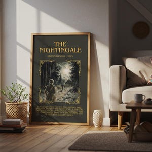 Peut inclure: Affiche encadr&eacute;e de "The Nightingale" de Kristin Hannah, expos&eacute;e dans un salon. L'affiche pr&eacute;sente un fond vert fonc&eacute; avec des lettres dor&eacute;es et une illustration de sc&egrave;ne de for&ecirc;t. La pi&egrave;ce comprend un canap&eacute;, une table basse et des plantes d&eacute;coratives.