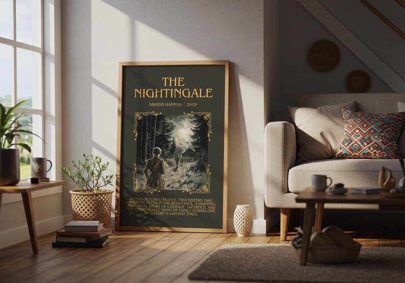 Peut inclure: Affiche encadr&eacute;e de "The Nightingale" de Kristin Hannah, expos&eacute;e dans un salon. L'affiche pr&eacute;sente un fond vert fonc&eacute; avec des lettres dor&eacute;es et une illustration de sc&egrave;ne de for&ecirc;t. La pi&egrave;ce comprend un canap&eacute;, une table basse et des plantes d&eacute;coratives.