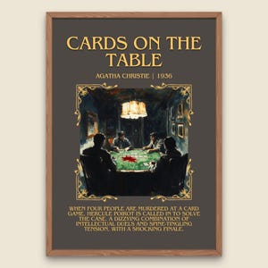 Kaarten op tafel door Agatha Christie Beschrijvende posterprint van hoge kwaliteit. Gratis levering muurkunst. Auteur en Blurb-boekkunstwerken