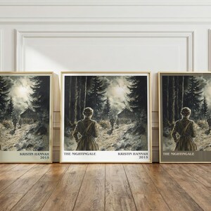 Puede incluir: Tres impresiones art&iacute;sticas enmarcadas que representan a una mujer caminando por un sendero en un bosque, con una caba&ntilde;a a lo lejos. Las impresiones tienen un marco dorado y el texto "THE NIGHTINGALE KRISTIN HANNAH 2015".
