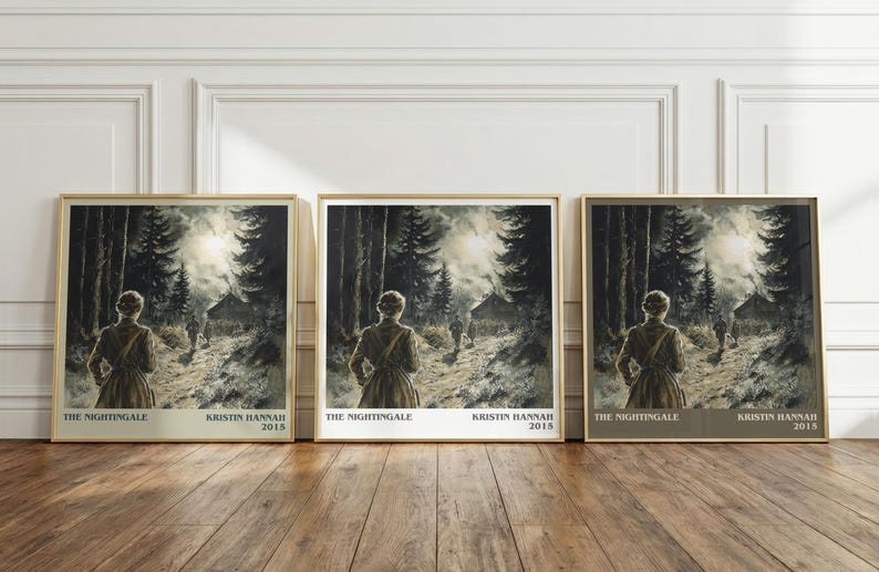 Puede incluir: Tres impresiones art&iacute;sticas enmarcadas que representan a una mujer caminando por un sendero en un bosque, con una caba&ntilde;a a lo lejos. Las impresiones tienen un marco dorado y el texto "THE NIGHTINGALE KRISTIN HANNAH 2015".
