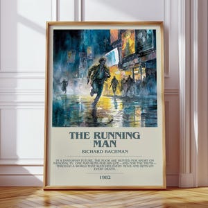 Può includere: Un poster incorniciato di "The Running Man" di Richard Bachman, con un uomo che corre in una strada bagnata dalla pioggia. L'opera d'arte ha uno stile scuro e atmosferico con una tavolozza di colori blu e giallo. Il testo in basso recita "1982".