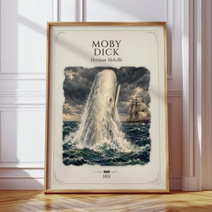 Könnte beinhalten: Ein gerahmtes Poster mit dem Text MOBY DICK und Herman Melville oben sowie 1851 unten. Die zentrale Illustration zeigt einen großen weißen Wal, der aus dunklen, aufgewühlten Meereswellen in der Nähe eines Segelschiffs unter einem Sturmhimmel auftaucht.