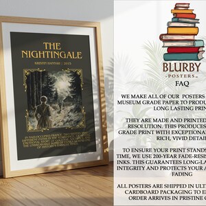 Peut inclure: Affiche encadr&eacute;e de "The Nightingale" de Kristin Hannah, 2015. L'&oelig;uvre repr&eacute;sente une silhouette marchant vers une sc&egrave;ne de for&ecirc;t, avec du texte dor&eacute;. L'affiche est dans un cadre en bois, appuy&eacute;e contre un mur.