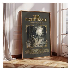 Peut inclure: Affiche encadr&eacute;e de "The Nightingale" de Kristin Hannah. L'affiche pr&eacute;sente un fond vert fonc&eacute; avec des lettres dor&eacute;es et une illustration de deux personnages marchant dans une for&ecirc;t. Le cadre est dor&eacute;.