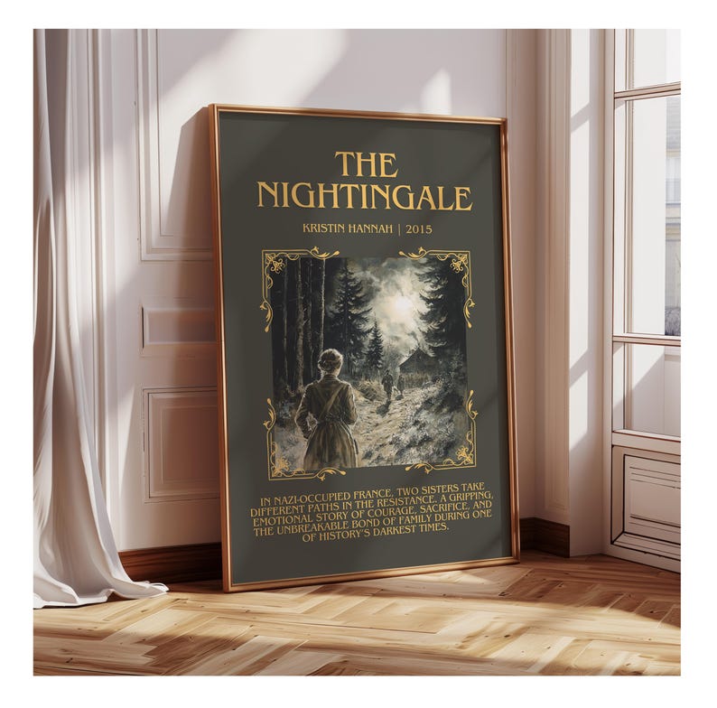 Peut inclure: Affiche encadr&eacute;e de "The Nightingale" de Kristin Hannah. L'affiche pr&eacute;sente un fond vert fonc&eacute; avec des lettres dor&eacute;es et une illustration de deux personnages marchant dans une for&ecirc;t. Le cadre est dor&eacute;.