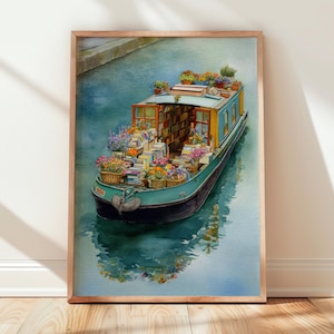 Puede incluir: Pintura a la acuarela de un barco canal lleno de libros y flores. El barco es verde azulado y negro, con un techo amarillo y naranja. El barco está rodeado de agua azul, y la obra de arte está enmarcada en un marco de madera marrón claro.