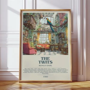 以下が含まれることがあります： ロアルド・ダールの「The Twits」の額入りアートプリント。イラストは、オウム、家具、テキストのある気まぐれなインテリアシーンを描いています。プリントは木製のフレームに入っており、壁に飾られています。