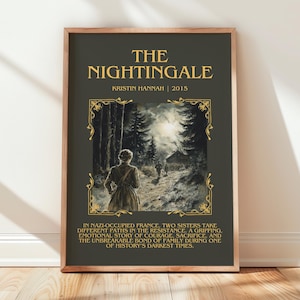 Peut inclure: Impression d'art encadr&eacute;e de "The Nightingale" de Kristin Hannah, 2015. L'impression pr&eacute;sente une femme marchant sur un chemin dans une for&ecirc;t, avec du texte au-dessus et en dessous de l'image. Le texte d&eacute;crit l'histoire de deux s&oelig;urs dans la France occup&eacute;e par les nazis.
