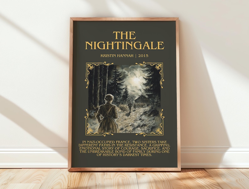 Peut inclure: Impression d'art encadr&eacute;e de "The Nightingale" de Kristin Hannah, 2015. L'impression pr&eacute;sente une femme marchant sur un chemin dans une for&ecirc;t, avec du texte au-dessus et en dessous de l'image. Le texte d&eacute;crit l'histoire de deux s&oelig;urs dans la France occup&eacute;e par les nazis.