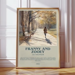 K&ouml;nnte beinhalten: Ein gerahmter Kunstdruck mit einem Aquarellgem&auml;lde einer Person, die in einem Park spaziert. Der Druck zeigt den Titel "FRANNY AND ZOOEY" von J.D. Salinger, mit Text, der die Geschichte und das Jahr 1961 beschreibt.