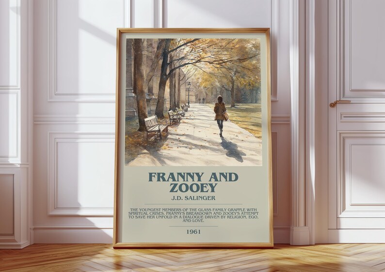 K&ouml;nnte beinhalten: Ein gerahmter Kunstdruck mit einem Aquarellgem&auml;lde einer Person, die in einem Park spaziert. Der Druck zeigt den Titel "FRANNY AND ZOOEY" von J.D. Salinger, mit Text, der die Geschichte und das Jahr 1961 beschreibt.