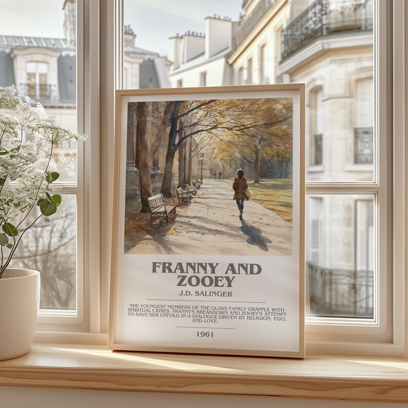 K&ouml;nnte beinhalten: Ein gerahmter Druck eines Aquarells, das eine Person zeigt, die einen von B&auml;umen ges&auml;umten Weg entlanggeht. Der Druck tr&auml;gt den Titel "Franny and Zooey" von J.D. Salinger, mit Text, der die Geschichte und das Jahr 1961 beschreibt.