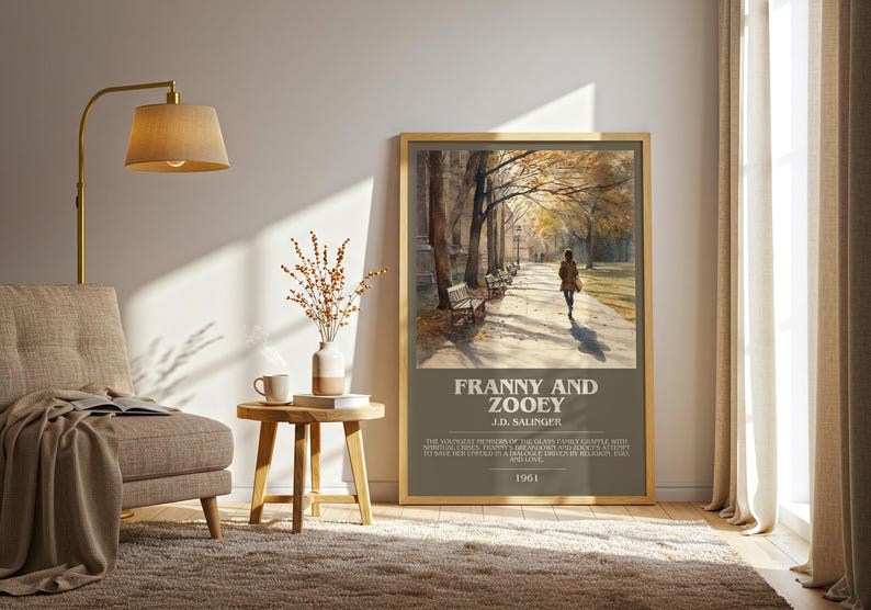 K&ouml;nnte beinhalten: Ein gerahmtes Poster mit dem Titel "Franny and Zooey" von J.D. Salinger. Das Kunstwerk zeigt eine Person, die auf einem von B&auml;umen ges&auml;umten Weg geht. Das Poster befindet sich in einem Raum mit einem Stuhl, einer Lampe und einem Beistelltisch.
