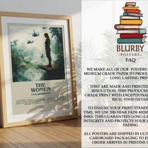 Puede incluir: P&oacute;ster enmarcado titulado "The Women" que presenta a una mujer de pie en un acantilado, con helic&oacute;pteros en el fondo. El p&oacute;ster tiene un fondo beige y est&aacute; en un marco de madera. El p&oacute;ster es de Blurby Posters.