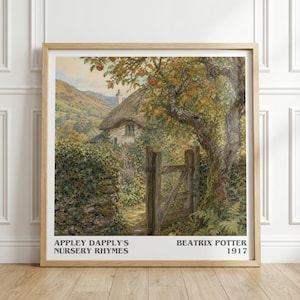 Könnte beinhalten: Ein gerahmter Kunstdruck mit einer Landschaftsmalerei eines strohgedeckten Hauses hinter einer Steinmauer und einem Holztor, umgeben von Bäumen. Der Text unten lautet: APPLEY DAPPLY'S NURSERY RHYMES, BEATRIX POTTER, 1917.