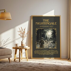 Peut inclure: A framed poster with the title "The Nightingale" in gold letters. The image inside depicts a woman walking on a path through a forest. The poster is displayed in a room with a chair, lamp, and a small side table.