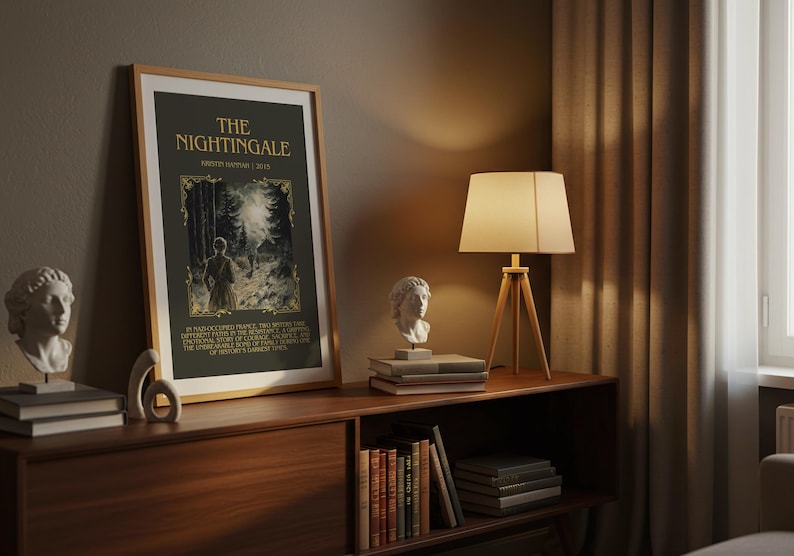 Peut inclure: Une affiche encadr&eacute;e avec le titre "THE NIGHTINGALE" en lettres dor&eacute;es, repr&eacute;sentant une illustration d'une personne dans une for&ecirc;t. L'affiche est expos&eacute;e sur un meuble en bois, avec une lampe, des livres et des bustes.
