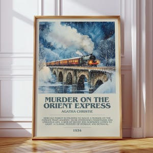 Puede incluir: Póster enmarcado de "Asesinato en el Orient Express" de Agatha Christie. La obra de arte representa un tren de vapor cruzando un puente en un paisaje nevado. El póster incluye el título, el autor y un breve resumen.