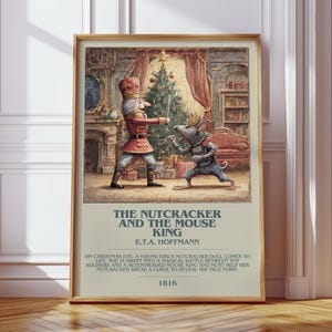 Może przedstawiać: Oprawiony wydruk "Dziadka do orzechów i Króla Myszy" E.T.A. Hoffmanna. Grafika przedstawia żołnierza Dziadka do orzechów naprzeciw Królowi Myszy. Wydruk zawiera tekst: "THE NUTCRACKER AND THE MOUSE KING" i "1816".