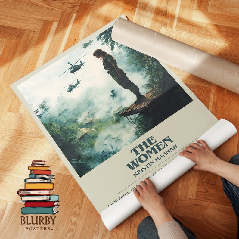 Puede incluir: Un p&oacute;ster de "The Women" de Kristin Hannah, con una mujer de pie sobre una estructura de madera con helic&oacute;pteros al fondo. El p&oacute;ster est&aacute; parcialmente desenrollado, revelando la imagen y el texto.