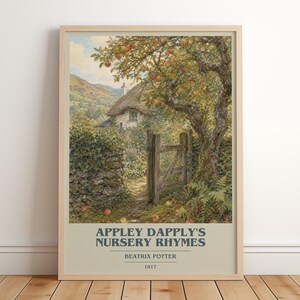 Könnte beinhalten: Ein gerahmter Kunstdruck mit einer Landschaftsillustration eines strohgedeckten Hauses, eines Holztors und eines Apfelbaums. Der Text am unteren Rand lautet APPLEY DAPPLY'S NURSERY RHYMES, BEATRIX POTTER und 1917 in dunkelblauer Schrift auf cremefarbenem Grund.