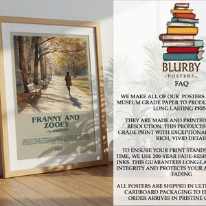 K&ouml;nnte beinhalten: Gerahmtes Poster mit dem Buch "Franny and Zooey" von J.D. Salinger. Das Kunstwerk zeigt eine Person, die auf einem Weg mit B&auml;umen und B&auml;nken spaziert. Das Poster ist in einem Holzrahmen.