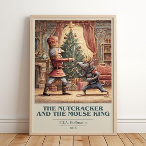Op de afbeelding: Een ingelijste kunstdruk met een Notenkraker en een Muizenkoning in een duel voor een kerstboom. De tekst luidt THE NUTCRACKER AND THE MOUSE KING, E.T.A. Hoffmann, 1816. De scène bevat een open haard, rode gordijnen en ingepakte cadeaus.