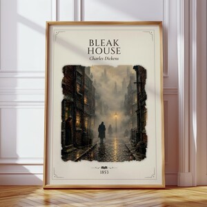 Może przedstawiać: Oprawiony pionowy plakat z tytułem BLEAK HOUSE i autorem Charlesem Dickensem w czarnym tekście. W centrum znajduje się ciemna, mglista scena uliczna z samotną postacią, ceglanymi budynkami i świecącą latarnią uliczną. Poniżej wydrukowano rok 1853.