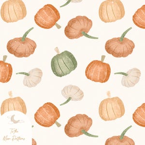 Peut inclure: Motif répété de citrouilles à l'aquarelle dans des tons orange, beige, vert et blanc sur fond crème. Les citrouilles ont des tiges vertes et sont disposées de manière aléatoire. Le texte "To the Moon Patterns" est dans le coin inférieur gauche.